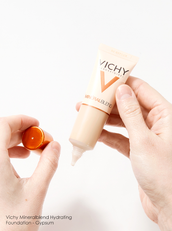 Hand image of Vichy Mineralblend Hydrating Foundation in shade Gypsum 