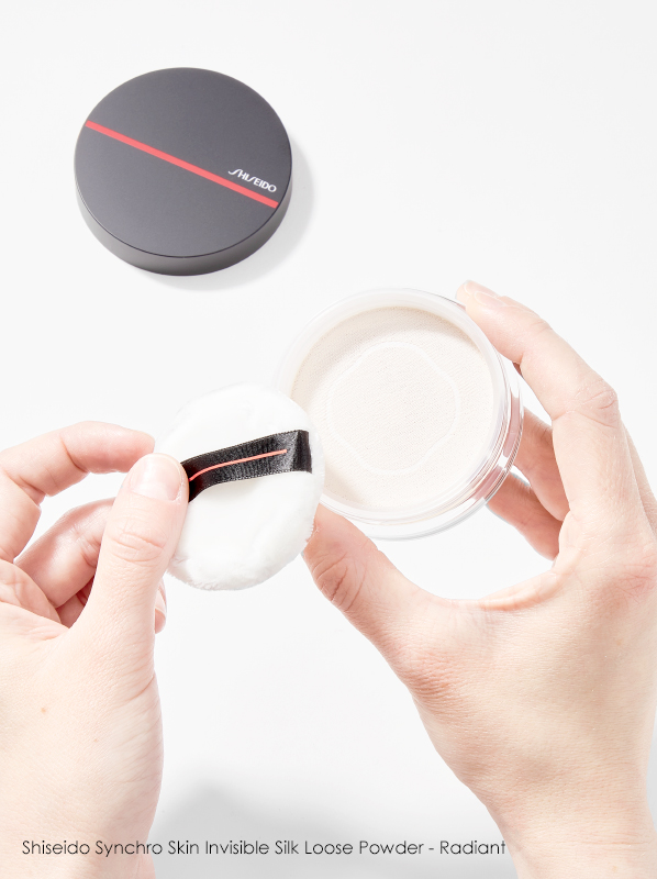 Hand image of Shiseido Synchro Skin Invisible Silk Loose Powder Radiant