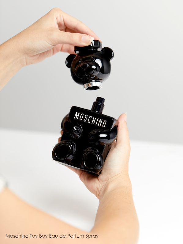 Hand image opening Moschino Toy Boy Eau de Parfum review