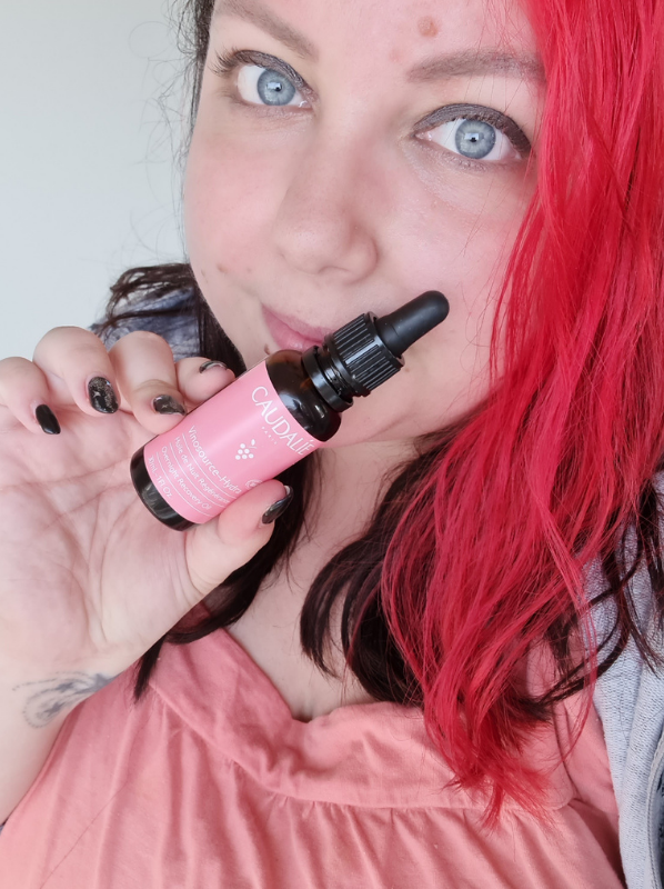 Model holding the new beauty july 2021 release Vinosource-Hydra oil 