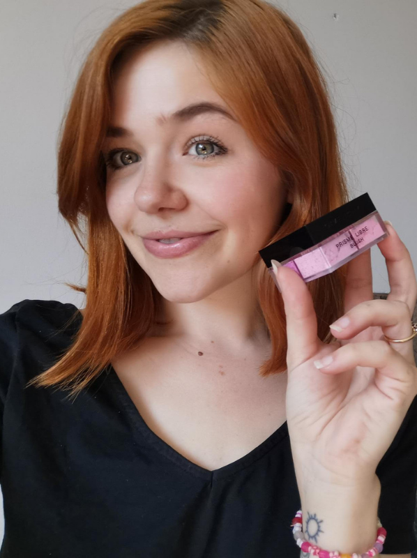 Model holding the GIVENCHY Prisme Libre Blush in Mousseline Lilas in new beauty 2021 edit
