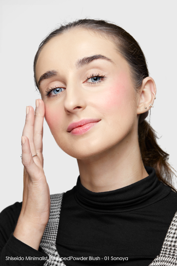 Swatch Shiseido Minimalist WhippedPowder Blush in shade 01 - Sonoya on pale skin 