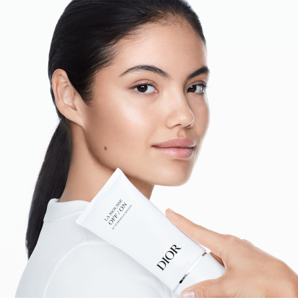 Emma Radicanu holding the DIOR Mousse ON/OFF Foaming Cleanser 