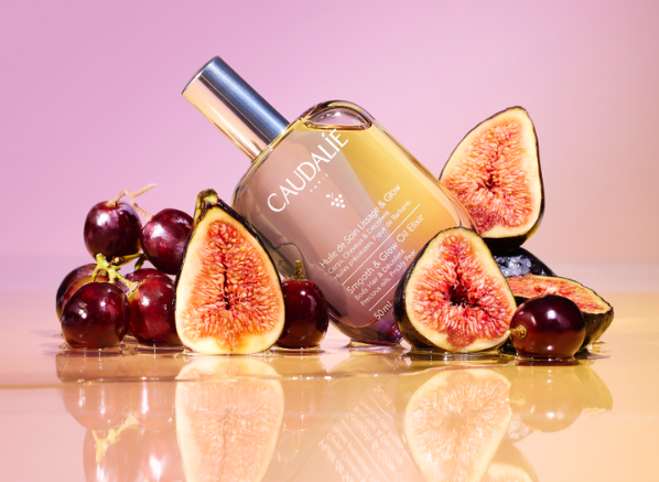 Caudalie Smooth & Glow Oil Elixir harnesses the moisturising power of five organic skin-caring oils packed full of nourishing and protective antioxidant properties including grape seed, argan, soft almond, sesame, and prickly pear oil.