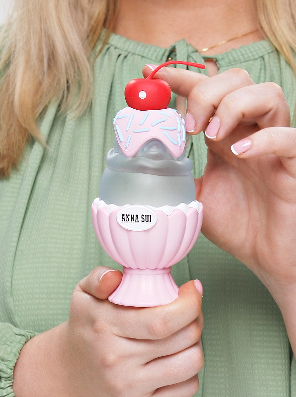 Anna Sui Sundae Pretty Pink Eau de Toilette Review Bottle Close Up